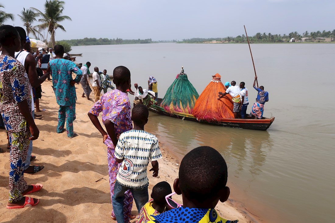 Two Zangbetos landing to the festival area.