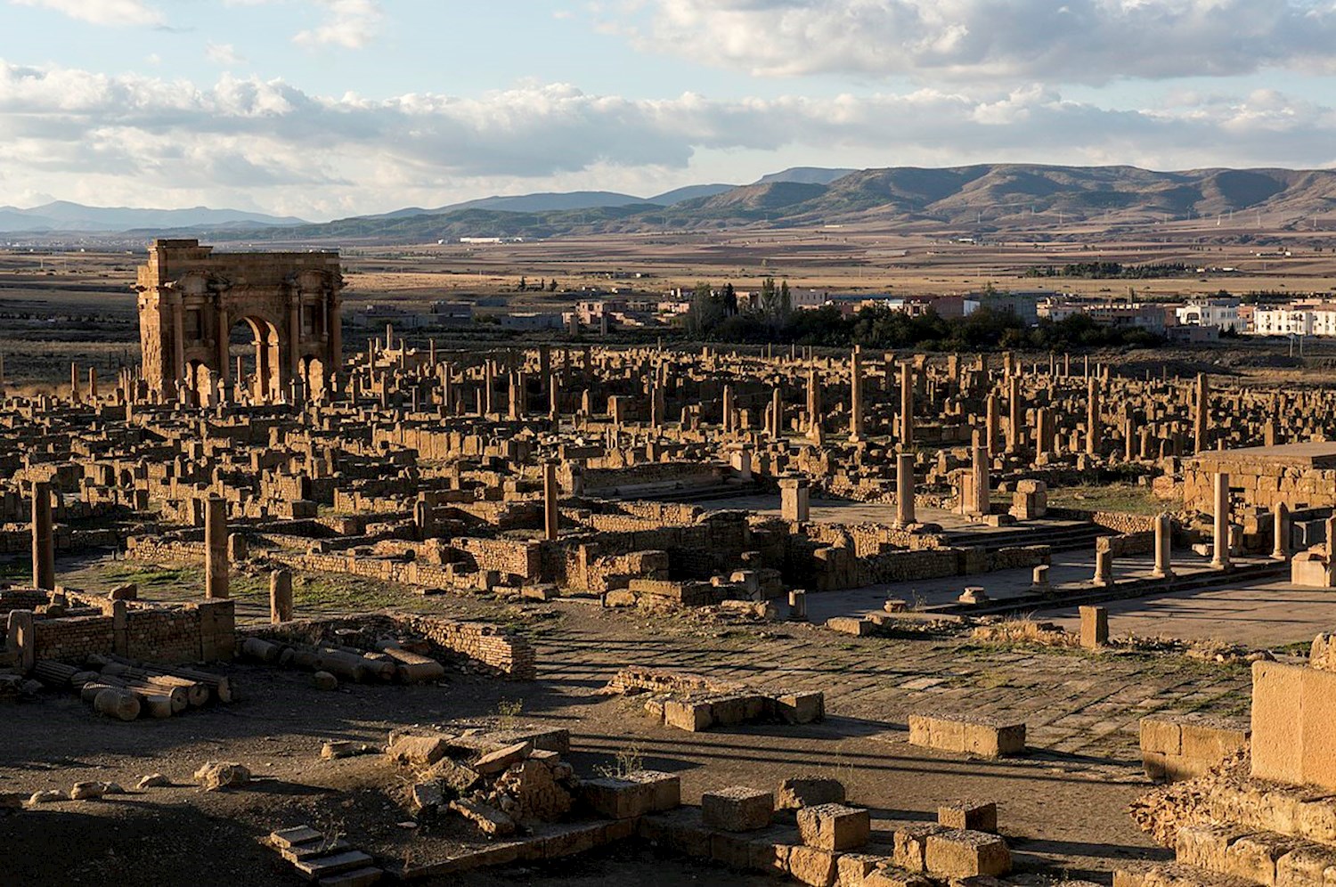 Promenade through Timgad's lonely Roman ruins
