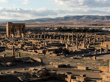 Promenade through Timgad's lonely Roman ruins