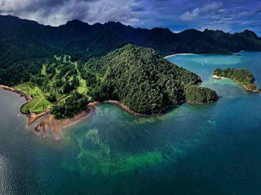 Dive into an island paradise in the Bacuit Archipelago