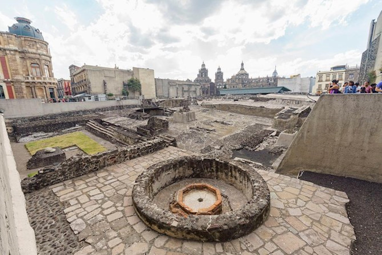 Find unearthed Aztec treasure at Templo Mayor