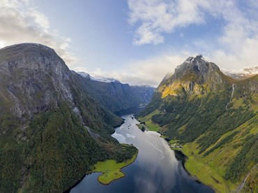 Paddle across Norway's narrow Neroyfjord